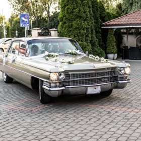 Auto do ślubu Cadillac deVille